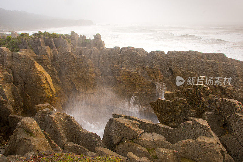 Punakaiki 1号的煎饼岩气孔